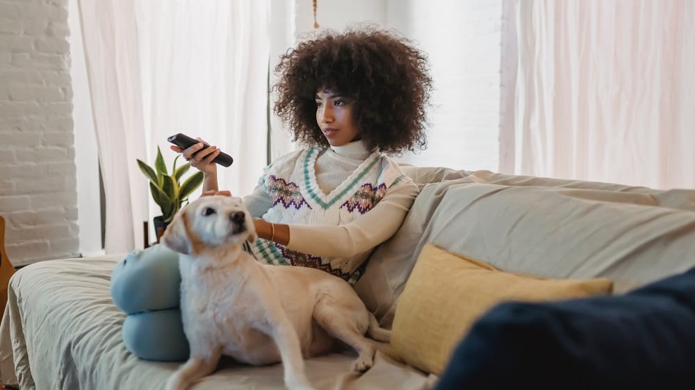 Meisje met hond op bank