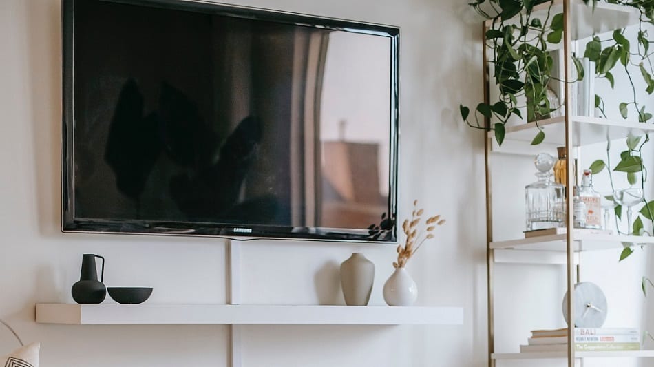 Tv aan muur boven plank