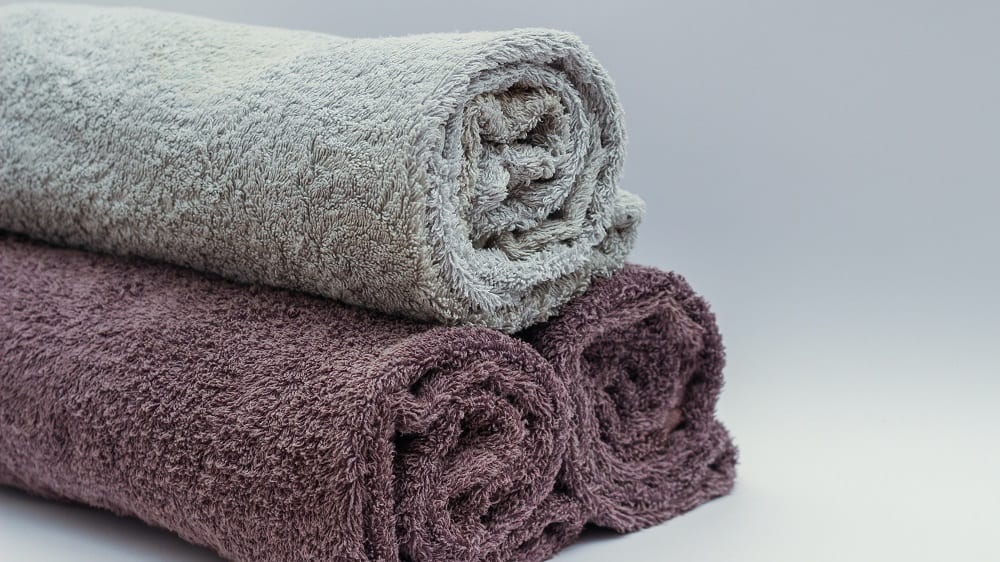 drie opgerolde handdoeken op elkaar