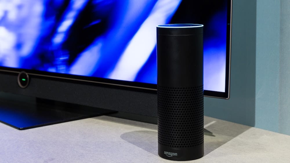 Amazon speakertje met een oled-tv erachter