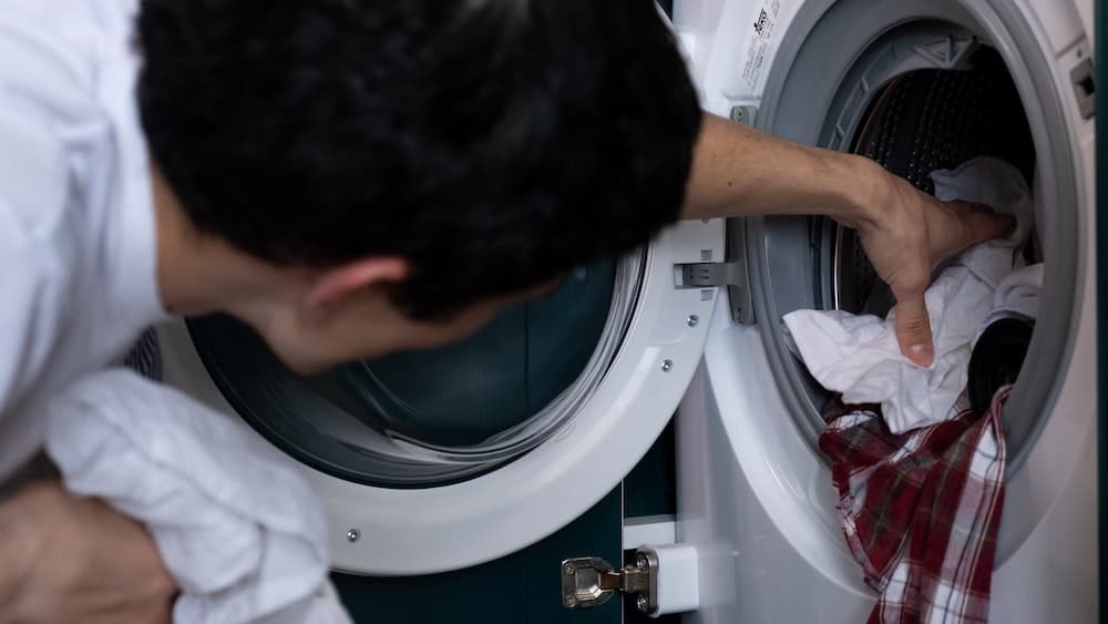 Man doet was in wasmachine