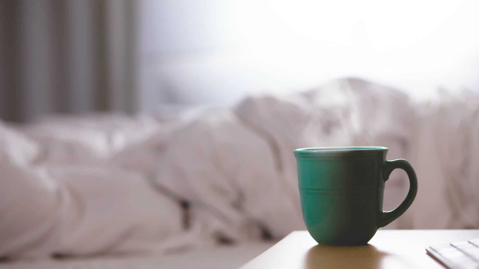 warme kop koffie op nachtkastje