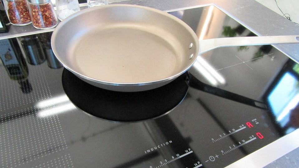 Inductiekookplaat met koekenpan erop