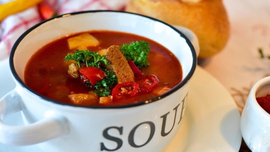 Goulash in een soepbakje