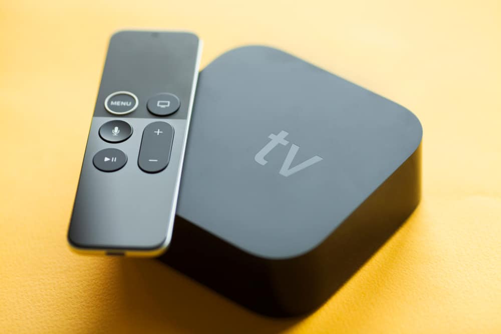 apple tv met afstandsbediening op gele achtergrond