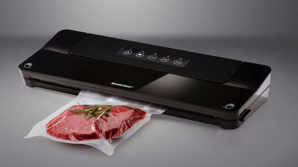Vacumeermachine met vlees vacuüm verpakt