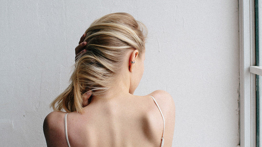 Vrouw met blond, verzorgd haar.