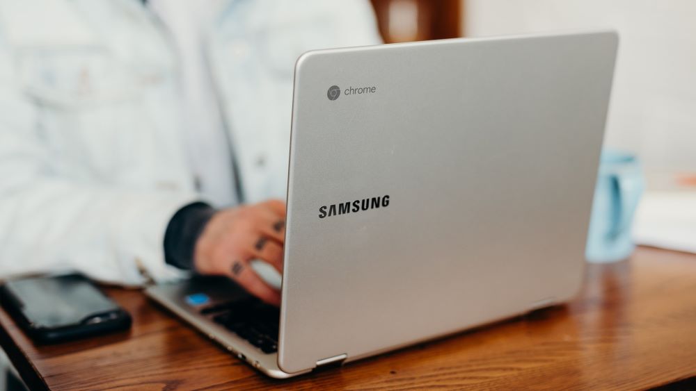 Chromebook van Samsung van achteren op bureau