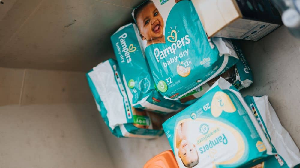 Een boel pakken Pampers bij elkaar