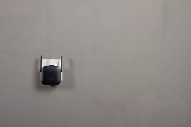 Effen muur met wifiversterker