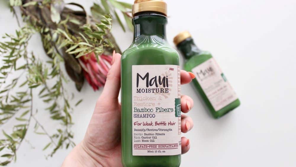 Groene natuurlijke shampoo in een fles