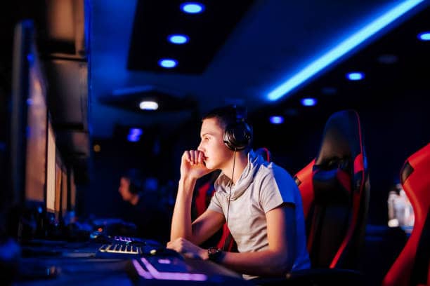 Jongen in gamestoel