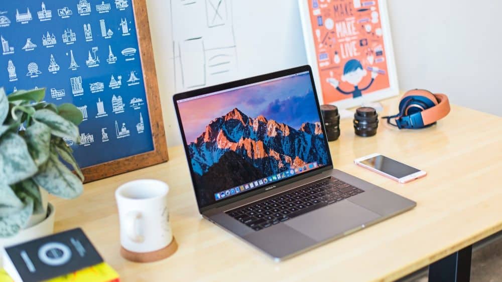 MacBook Pro op houten bureau