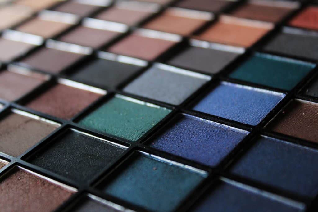 Palet met veel kleuren aan oogschaduw