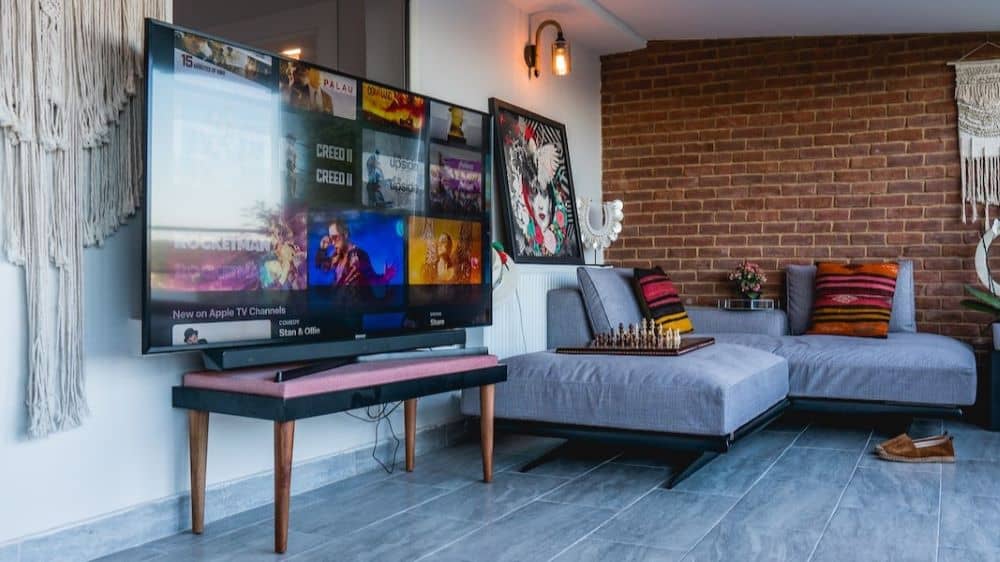 Tv tegen een muur naast de bank