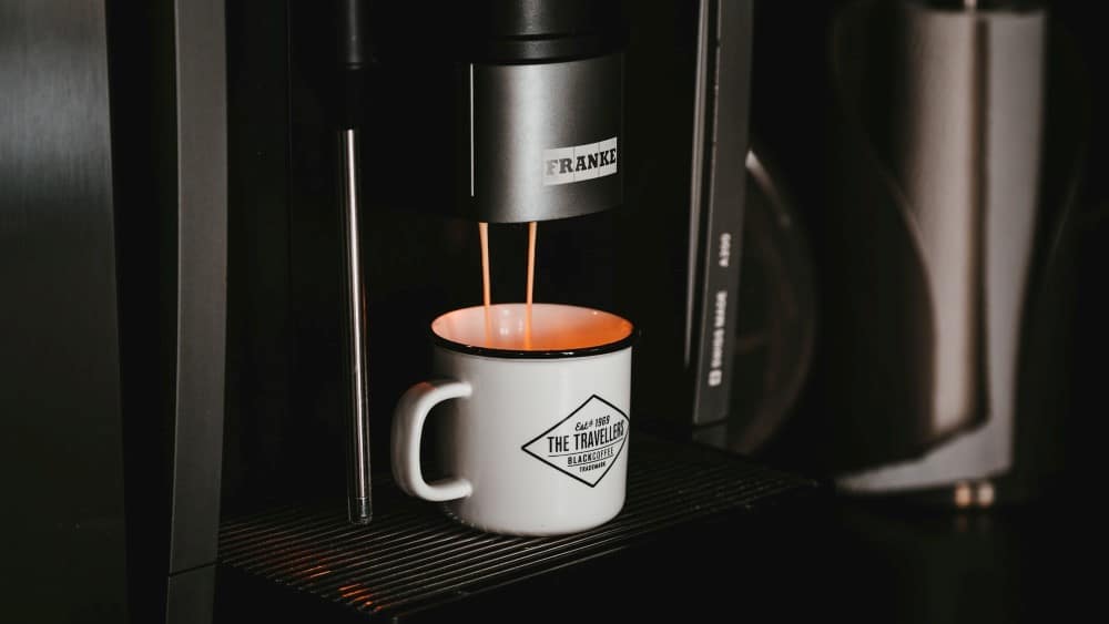 Volautomatische koffiemachine zet koffie