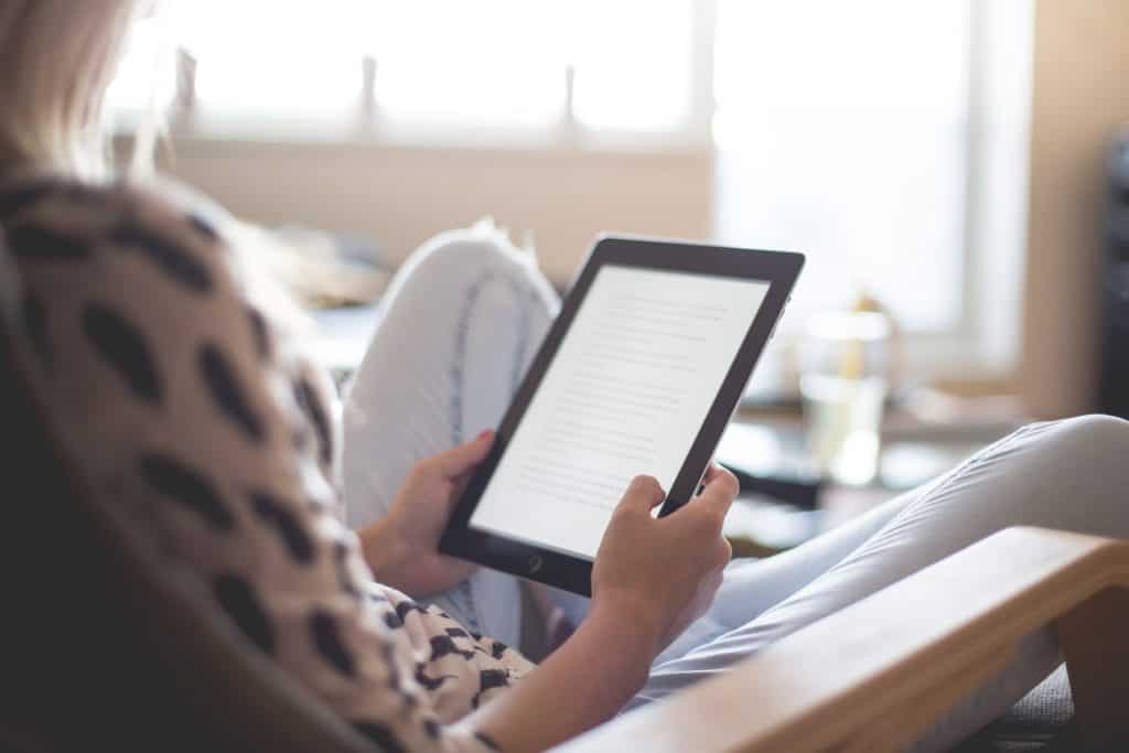 Vrouw houdt e-reader vast