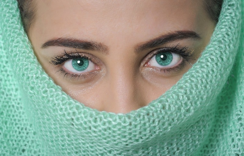 Vrouw met blauwe ogen en karakteristieke wenkbrauwen