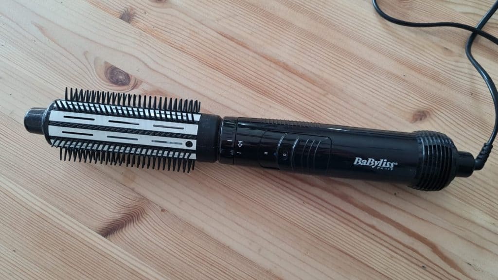 Zwarte föhnborstel van BaByliss op een houten achtergrond.