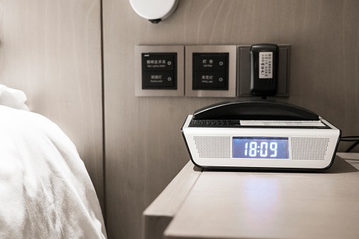 wekkerradio op nachtkastje