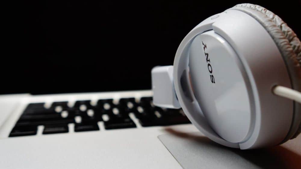Witte Sony koptelefoon ligt op een laptoptoetsenbord