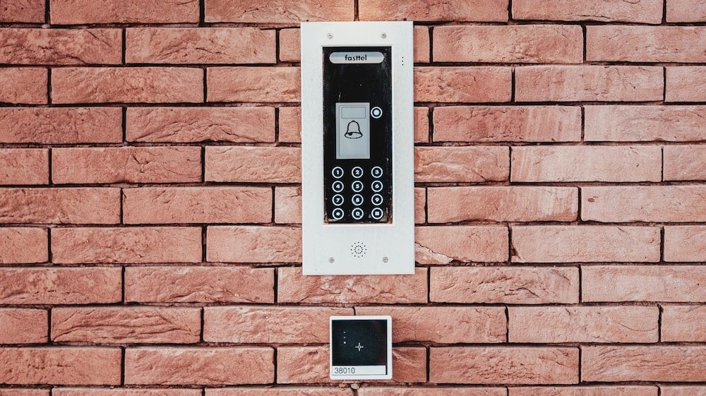 alarmsysteem op bakstenen muur