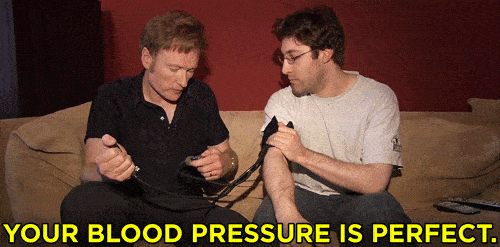 GIF van twee mannen die elkaars bloeddruk meten met "Je bloeddruk is perfect" eronder