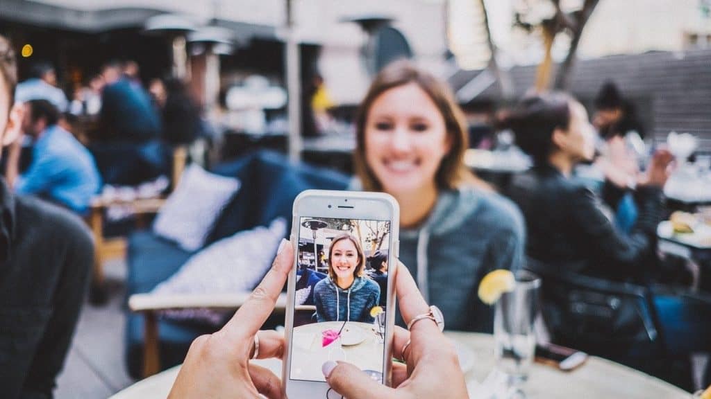 persoon maakt foto met de mobiel van vrouw