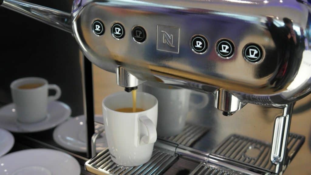 koffiezetapparaat dat koffiekopje vult met espresso