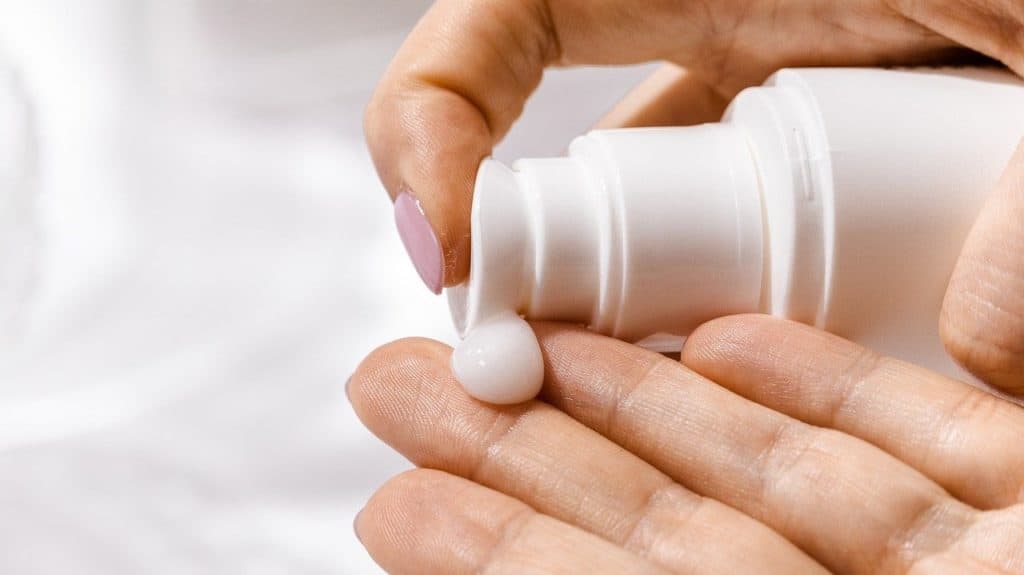 lotion uit een flacon op hand