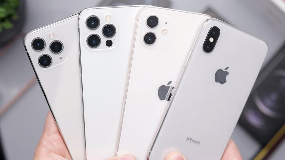 4 verschillende iphone modellen naast elkaar