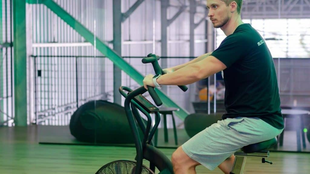 man op hometrainer