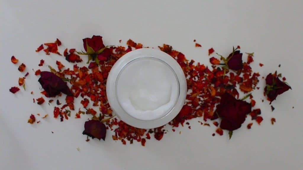 potje creme op witte taffel