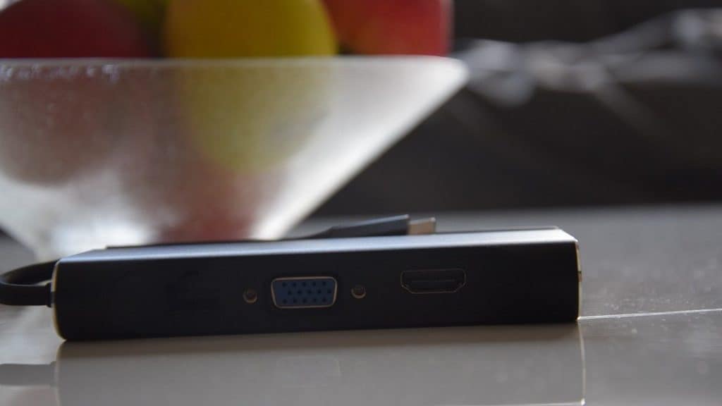 docking station ligt op aanrecht voor een bak fruit