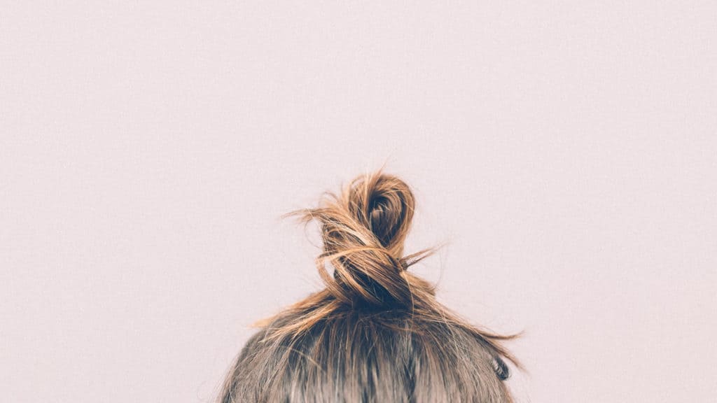 haar knot op roze achtergrond