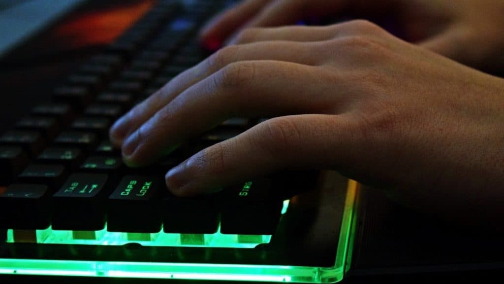 handen op verlicht gaming toetsenbord
