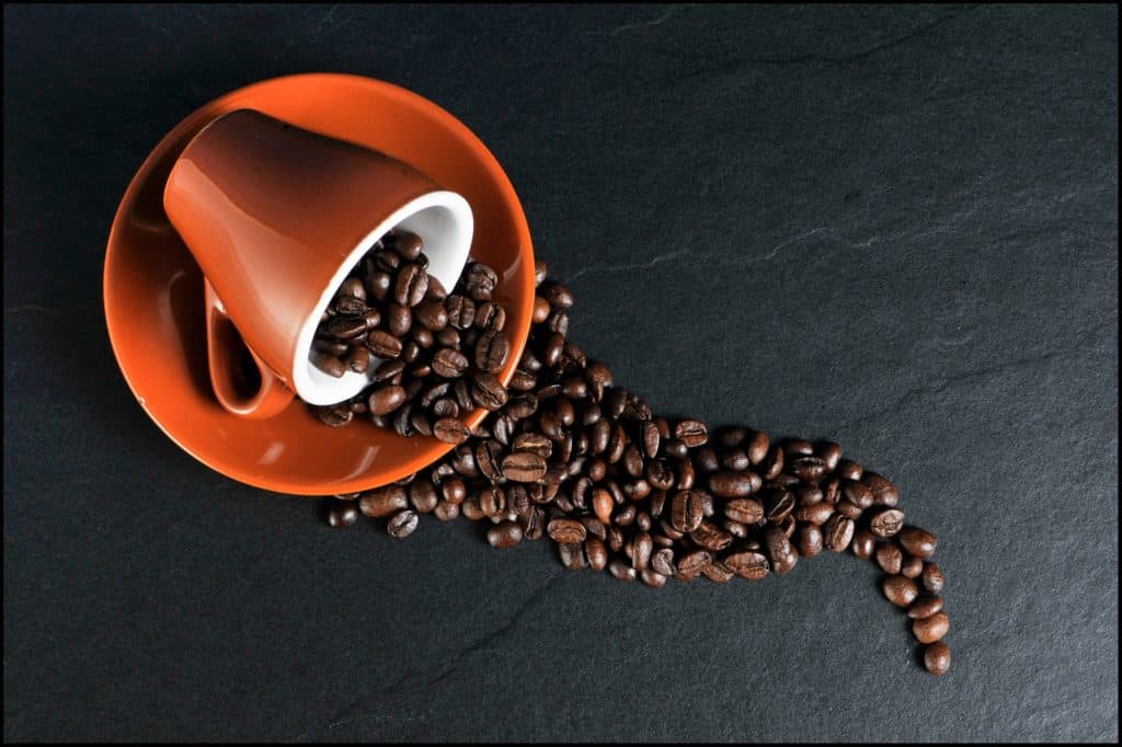 Koffiebonen in kopje koffie