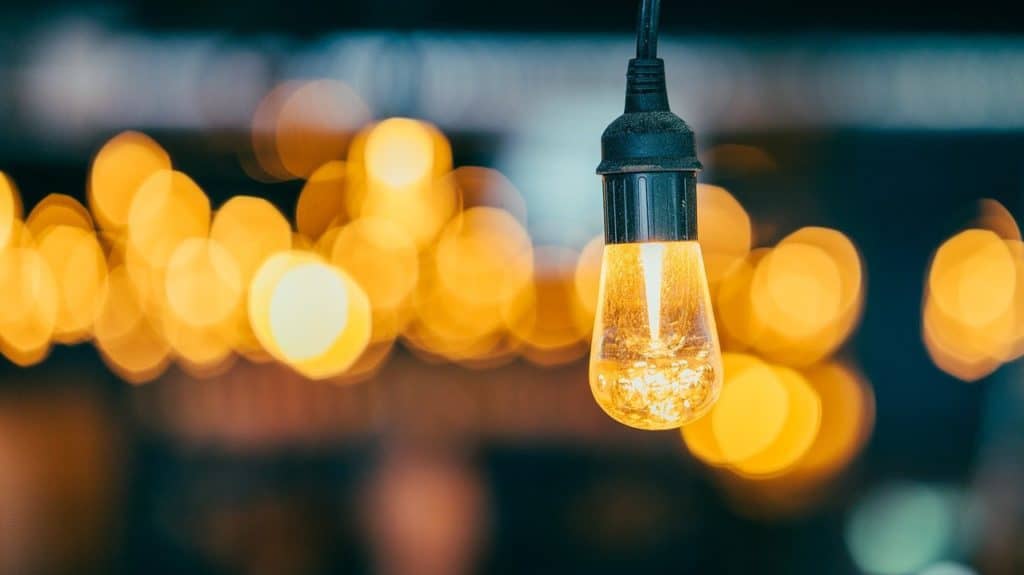 Warmgekleurde lamp aan het plafond