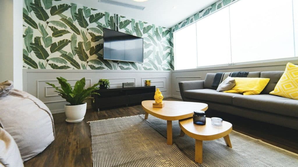 woonkamer met tv, bank en koffietafels