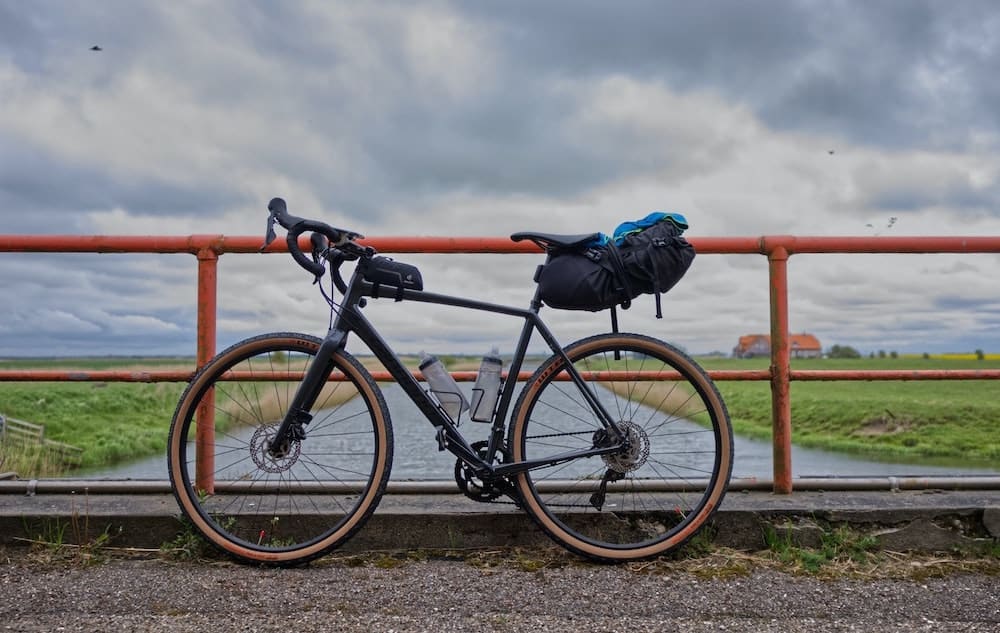 fiets tegen een brug