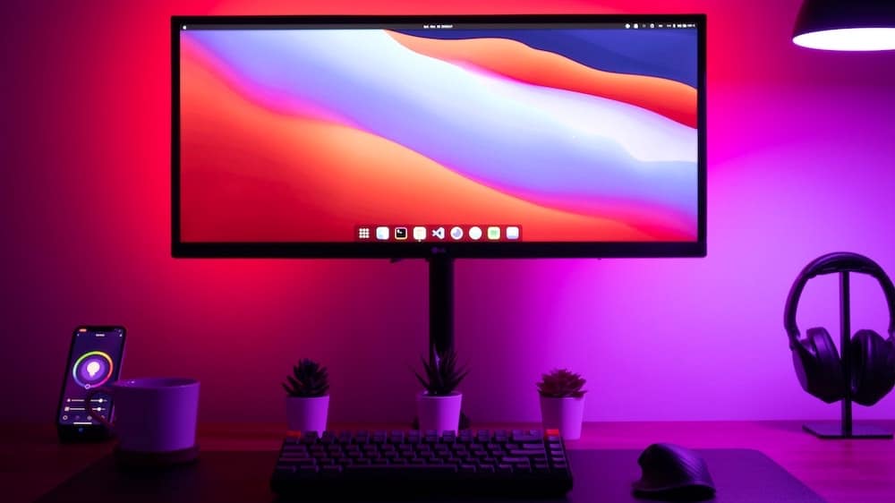 desktop met rode en paarse smart verlichting