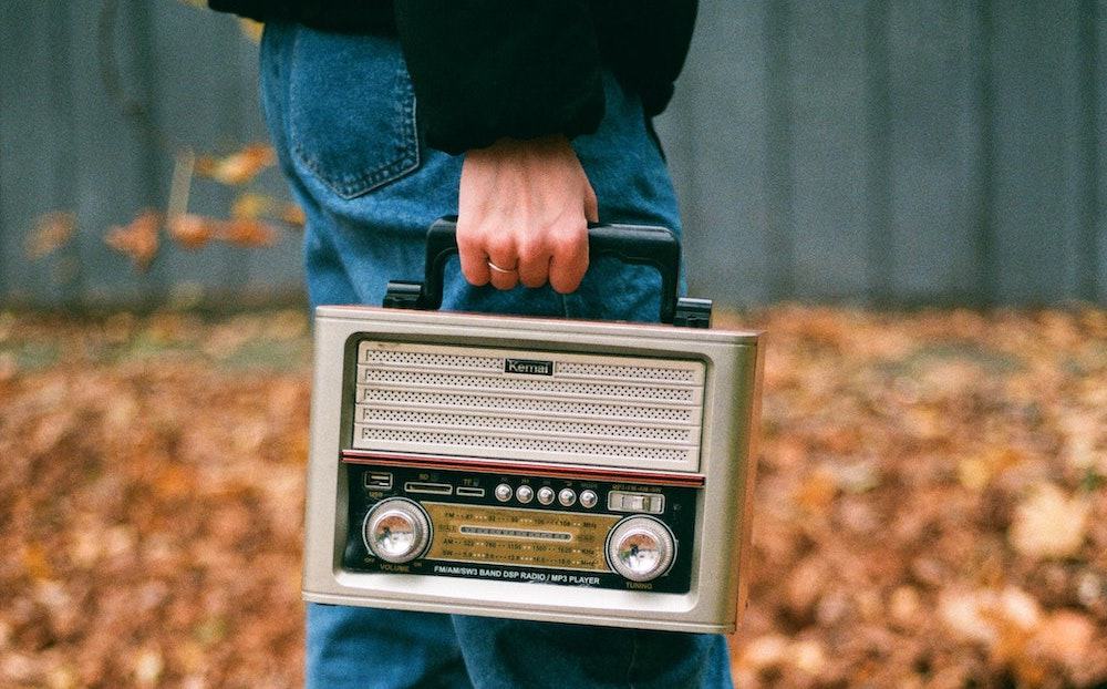 persoon met draagbare radio