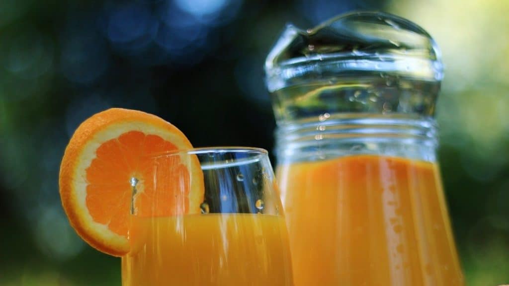 kan en glas vol met jus d'orange