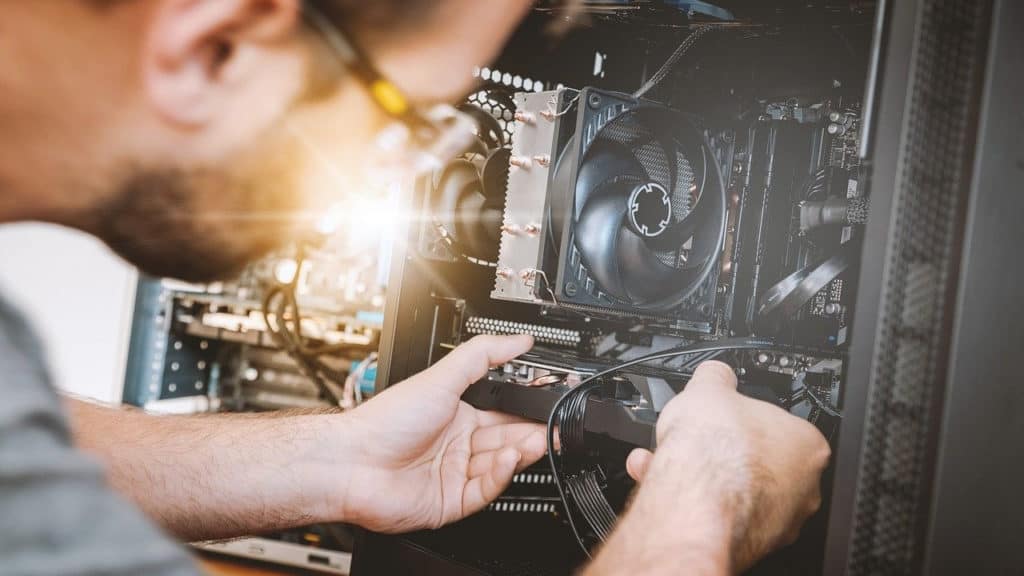 man werkt aan binnenkant pc