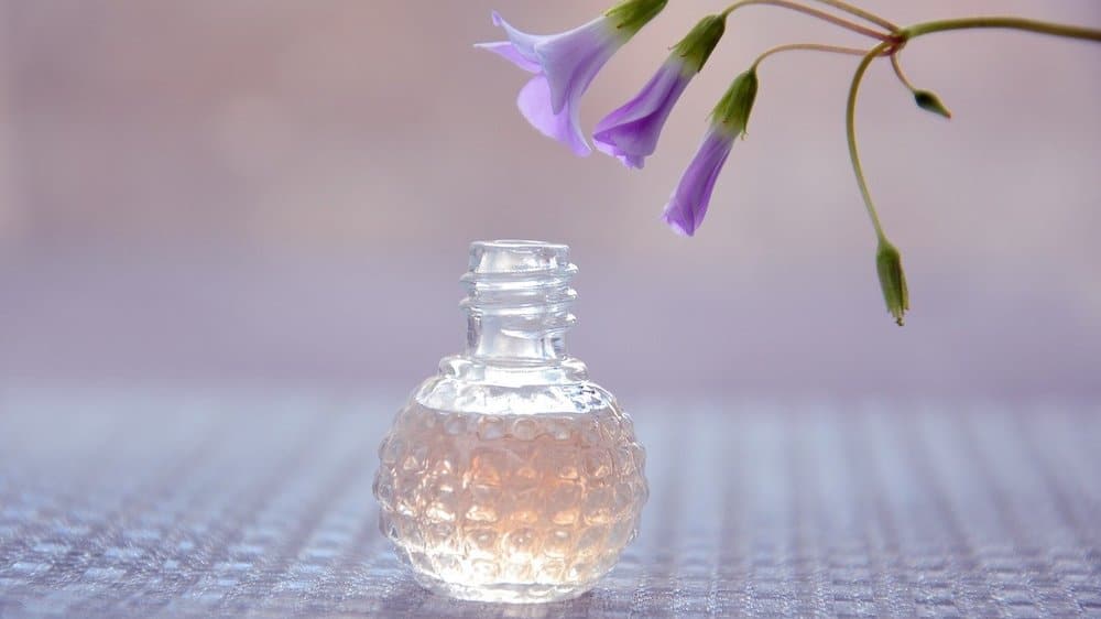 parfumflesje met bloemen erboven