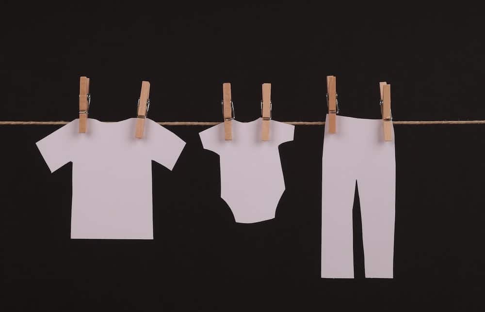 papieren kledingfiguurtjes aan een waslijn