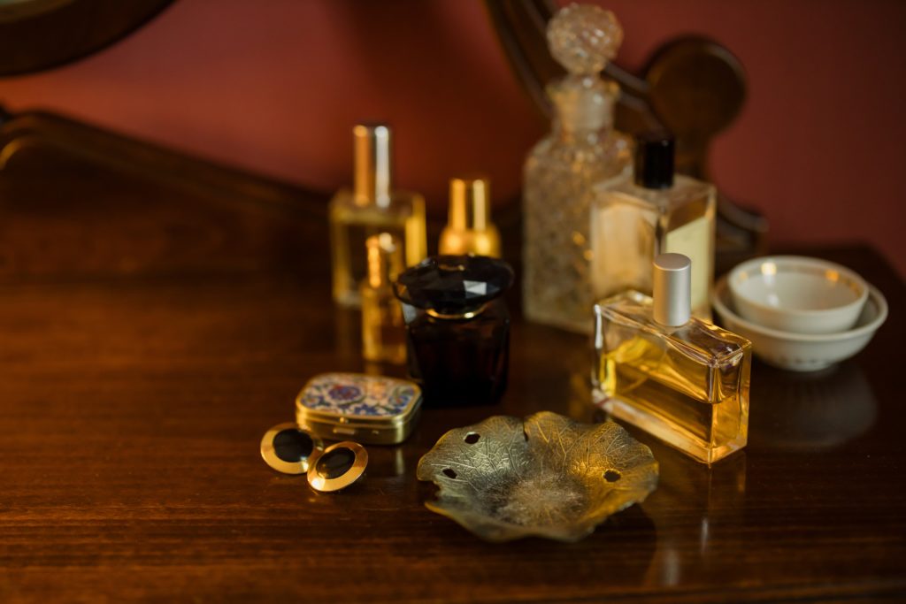 vrouwen parfum en geuren op tafel