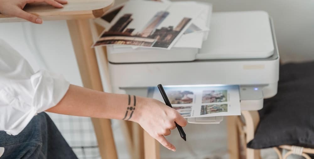vrouw drukt foto's af met witte printer