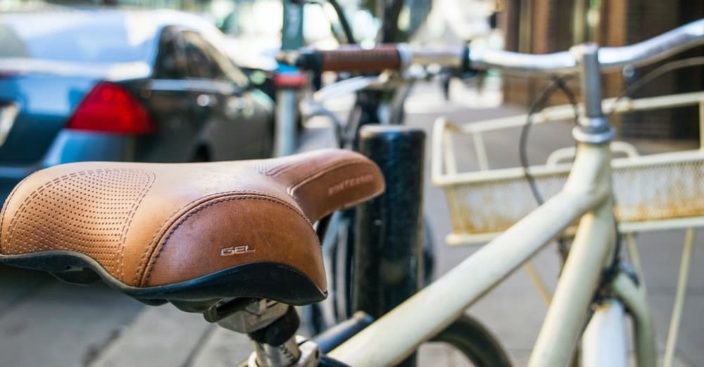 Een bruin zadel op een witte fiets