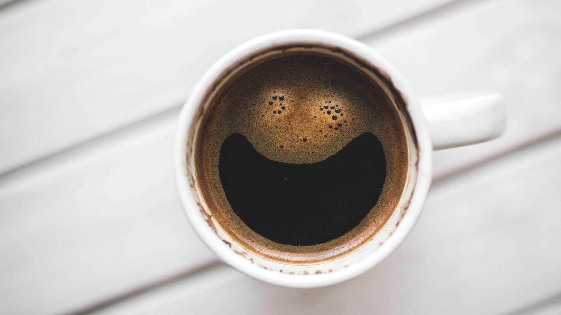 kop koffie met lachend gezicht vorm